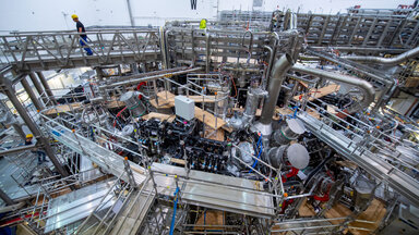 Blick auf den Forschungsreaktor „Wendelstein 7-X“ im Max-Planck-Institut für Plasmaphysik. Das Institut mit dem Fusionsreaktor "Wendelstein 7-X" setzt auf Kernfusion als eine Möglichkeit der Energiegewinnung. 