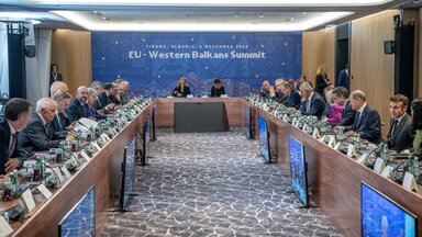 Die Regierungschefs sitzen bei der Arbeitssitzung beim EU-Westbalkan-Gipfel