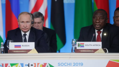 Russlands Präsident Wladimir Putin und Südafrikas Präsident Cyril Ramaphosa (ANC) nehmen an der ersten Plenarsitzung des Russland-Afrika-Gipfels im Sirius Park of Science and Art teil.