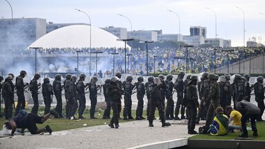 Anhänger des ehemaligen Präsidenten Jair Bolsonaro stoßen mit Sicherheitskräften zusammen, als sie den Nationalkongress in Brasilia stürmen
