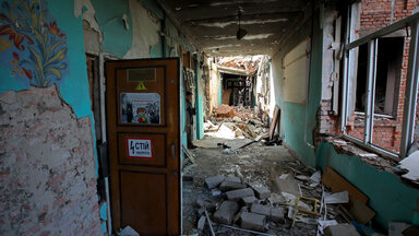 Ein Korridor im Inneren einer durch den Beschuss russischer Truppen zerstörten Schule 