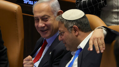 Der israelische Premierminister Benjamin Netanjahu, Mitte, lächelt Itamar Ben Gvir zu.