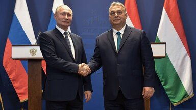 Der russische Präsident Wladimir Putin (L) schüttelt dem ungarischen Premierminister Viktor Orban die Hand