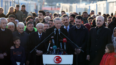 Der türkische Präsident Recep Tayyip Erdogan hält eine Rede nach einem Treffen mit den vom Erdbeben betroffenen Menschen