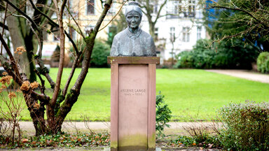 Die Büste von Helene Lange steht in einer Parkanlage am Cäcilienplatz im Zentrum der Stadt. Die aus Bronze gefertigte Büste erinnert seit 1995 an die Frauenrechtlerin und Pädagogin.