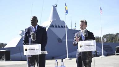 Im Rahmen des ersten Besuchs eines US-Verteidigungsministers seit 23 Jahren wurde Lloyd Austin (links) am Mittwoch von seinem schwedischen Amtskollegen Pål Jonson (rechts) auf dem Marinestützpunkt Muskö empfangen, wo er versicherte, dass sich die USA weiterhin für einen raschen Beitritt Schwedens zur NATO einsetzen würden
