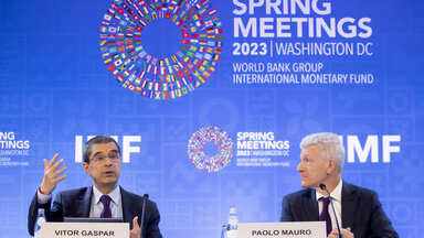 Vitor Gaspar (links), Direktor der Abteilung für fiskalische Angelegenheiten beim IWF, und Paolo Mauro, stellvertretender Direktor der Abteilung für fiskalische Angelegenheiten beim IWF, nehmen an einem Pressegespräch zur Überwachung der Finanzen am Hauptsitz des IWF während der Frühjahrstagung 2023 des Internationalen Währungsfonds (IWF) und der Weltbankgruppe (WBG) in Washington, DC, USA, teil,