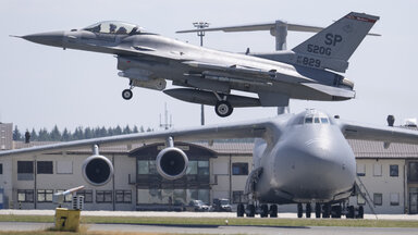 Ein Kampfflugzeug vom Typ F-16 der US Air Force startet von der US-Air Base Spangdahlem während der Luftwaffenübung «Air Defender 2023». An der Luftwaffenübung unter deutscher Führung nehmen bis zum 23. Juni 25 Nationen sowie die Nato teil. 