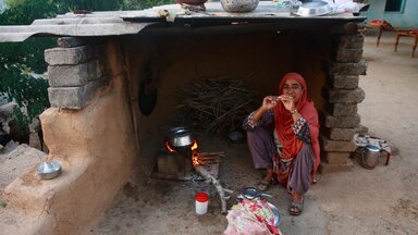Ghazi-Tee zubereitung bei Dr. Aamirs Tante