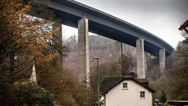 Die marode Talbrücke Rahmede auf der Autobahn 45 bei Lüdenscheid . 