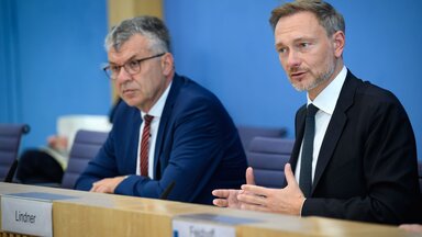 Christian Lindner (r, FDP), Bundesminister der Finanzen, stellt zusammen mit Werner Gatzer, Staatssekretär im Bundesministerium der Finanzen, in der Bundespressekonferenz den Regierungsentwurf für den Bundeshaushalt 2024 und den Finanzplan bis 2027 vor. 