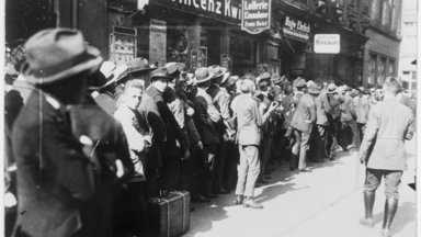 Warteschlange vor der Reichshauptbank in Berlin