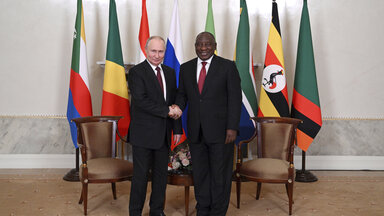 Der russische Präsident Wladimir Putin (links) und der südafrikanische Präsident Cyril Ramaphosa