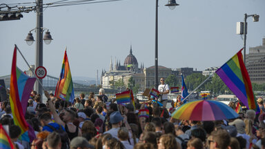 Das ungarische Parlamentsgebäude ist hinter Menschen abgebildet, die an der jährlichen Budapest Pride teilnehmen