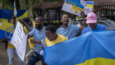 Südafrikanische Staatsangehörige demonstrieren gemeinsam mit Ukrainern vor der russischen Botschaft in Pretoria, Südafrika,