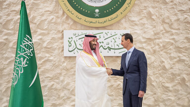 Der saudische Kronprinz Mohammed bin Salman, links, begrüßt den syrischen Präsidenten Bashar Assad während des arabischen Gipfels in Dschidda, Saudi-Arabien