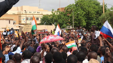 Menschen demonstrieren in Nigers Hauptstadt Niamey, um damit ihre Unterstützung für die Putschisten zu zeigen. Bei der Demonstration wurden Parolen gegen Frankreich gerufen und russische Fahnen getragen. 