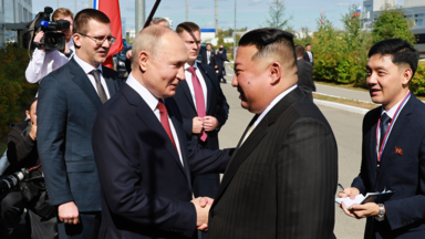 Kremlchef Wladimir Putin begrüßt Nordkoreas Diktator Kim Jong Un