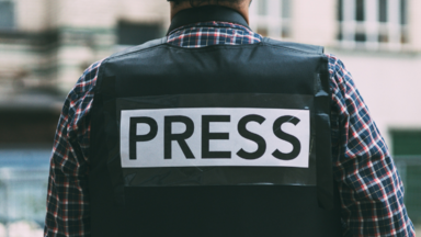 Journalist mit kugelsicherer Weste "Press"