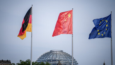 Die Flaggen von Deutschland, China und der EU wehen zum Auftakt des Deutschland-Besuchs der chinesischen Regierung im Wind vor dem Bundeskanzleramt,