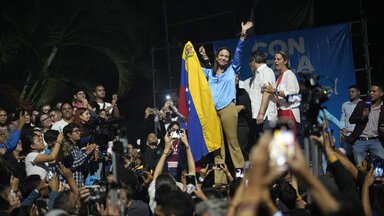 Die Präsidentschaftskandidatin der Opposition, Maria Corina Machado, feiert mit ihren Anhängern nach der Bekanntgabe des Ergebnisses der Vorwahlen der Opposition in ihrer Wahlkampfzentrale in Caracas, Venezuela