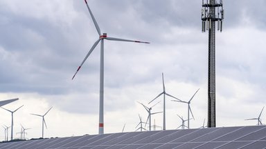 Windpark und großflächige Photovoltaik Anlag
