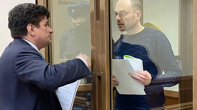 Prokhorov und Kara Murza im Gerichtssahl