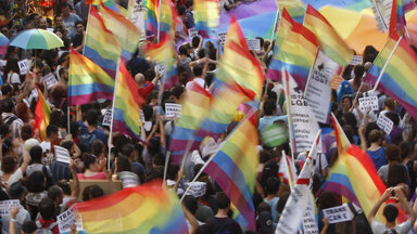 Schwulen- und Menschenrechtsaktivisten marschieren während der Proteste gegen die Regierung auf der Istiklal-Straße, der Haupteinkaufsmeile in Istanbul