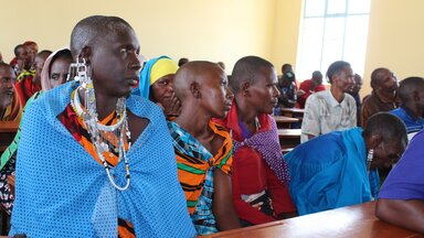 Massai Frauen sitzen in Versammlungsraum