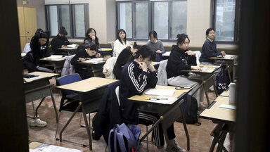 Schüler warten darauf, den jährlichen College Scholastic Ability Test an einer Schule abzulegen