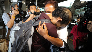 Ein thailändischer Arbeiter, der bei den Angriffen auf Israel am 07. Oktober von der militanten palästinensischen Gruppe Hamas als Geisel genommen wurde, umarmt seine Mutter, als eine Gruppe freigelassener thailändischer Geiseln aus Israel am Suvarnabhumi-Flughafen in Bangkok, Provinz Samut Prakan, Thailand, eintrifft. 