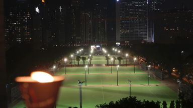 Eine Kerze steht am Freitag, den 4. Juni 2021, in der Nähe des Victoria-Parks in Hongkong. Dort versammelten sich in den vergangenen Jahren immer wieder Menschen zu einer Mahnwache.