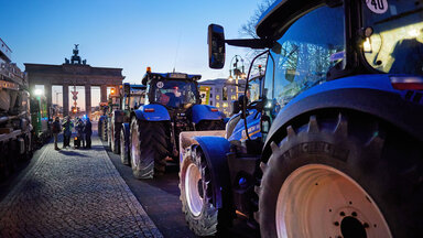 Zahlreiche Traktoren stehen bei einem Bauernprotest auf der Straße des 17. Juni vor dem Brandenburger Tor. 