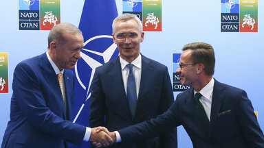 Der türkische Präsident Recep Tayyip Erdogan (links) schüttelt dem schwedischen Ministerpräsidenten Ulf Kristersson (rechts) die Hand, während NATO-Generalsekretär Jens Stoltenberg vor einem Treffen im Vorfeld eines NATO-Gipfels zusieht.