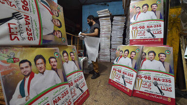 Pakistanische Arbeiter bereiten Wahlplakate der Partei Pakistan Tehrik-e-Insaf des inhaftierten ehemaligen Premierministers Imran Khan im Vorfeld der Parlamentswahlen in Karachi, Pakistan, vor