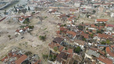 Blick auf Häuserruinen in der Altstadt von Antakya. Im Zentrum der Stadt waren bei dem Beben vor einem Jahr zahlreiche Häuser zerstört oder massiv beschädigt worden. 