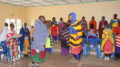 Traditionelle Tänze und Lieder waren Teil der Feierlichkeiten während der Trainingseinheiten mit Frauen.