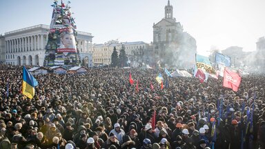 Regierungskritische Demonstranten nehmen an einer Demonstration auf dem Maidan-Platz in Kiew teil.