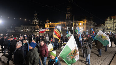 Teilnehmer einer Demonstration der rechtsextremistischen Bewegung Pegida