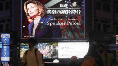 Menschen gehen an einem Plakat vorbei, das die Sprecherin des US-Repräsentantenhauses, Nancy Pelosi, in Taipeh, Taiwan, am Dienstag, 2. August 2022, begrüßt.