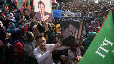 Anhänger der Partei des inhaftierten ehemaligen pakistanischen Premierministers Imran Khan protestieren in Karachi, Pakistan, mit Parolen gegen die Verzögerung der Parlamentswahlen durch die pakistanische Wahlkommission.