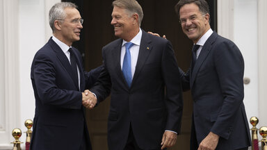 Rumäniens Präsident Klaus Iohannis (Mitte), NATO-Generalsekretär Jens Stoltenberg (links) und der niederländische Premierminister Mark Rutte (rechts) 