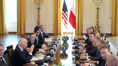 Präsident Joe Biden trifft sich mit dem polnischen Präsidenten Andrzej Duda und dem polnischen Premierminister Donald Tusk im East Room des Weißen Hauses
