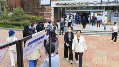 Menschen stehen in einem Wahllokal in Guro-gu, Seoul, Südkorea, am 5. April 2024 Schlange, um ihre Stimme bei der vorgezogenen Wahl für die Parlamentswahlen am 10. April abzugeben. 