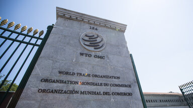 Das Logo der Welthandelsorganisation (WTO) ist am Eingang des WTO-Sitzes in Genf, Schweiz, zu sehen,