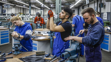 Auszubildende in Metallberufen hier bei der Grundausbildung, 