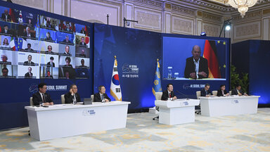 Der südkoreanische Präsident Yoon Suk Yeol, Mitte, nimmt am virtuellen KI-Gipfel in Seoul im Blauen Haus in Seoul, Südkorea, teil