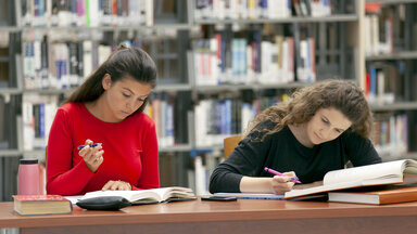 Schülerinnen beim lernen