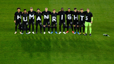 T-Shirt-Aktion der deutschen Fußballnationalmannschaft beim WM-Qualifikationsspiel zwischen Deutschland und Island am 25. März 2021 in Duisburg