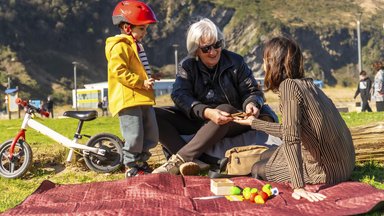 Großmutter, Mutter und Kind im Park.